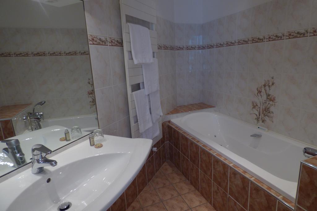 Hotel Du Lion D'Or Entraygues-sur-Truyère Zimmer foto
