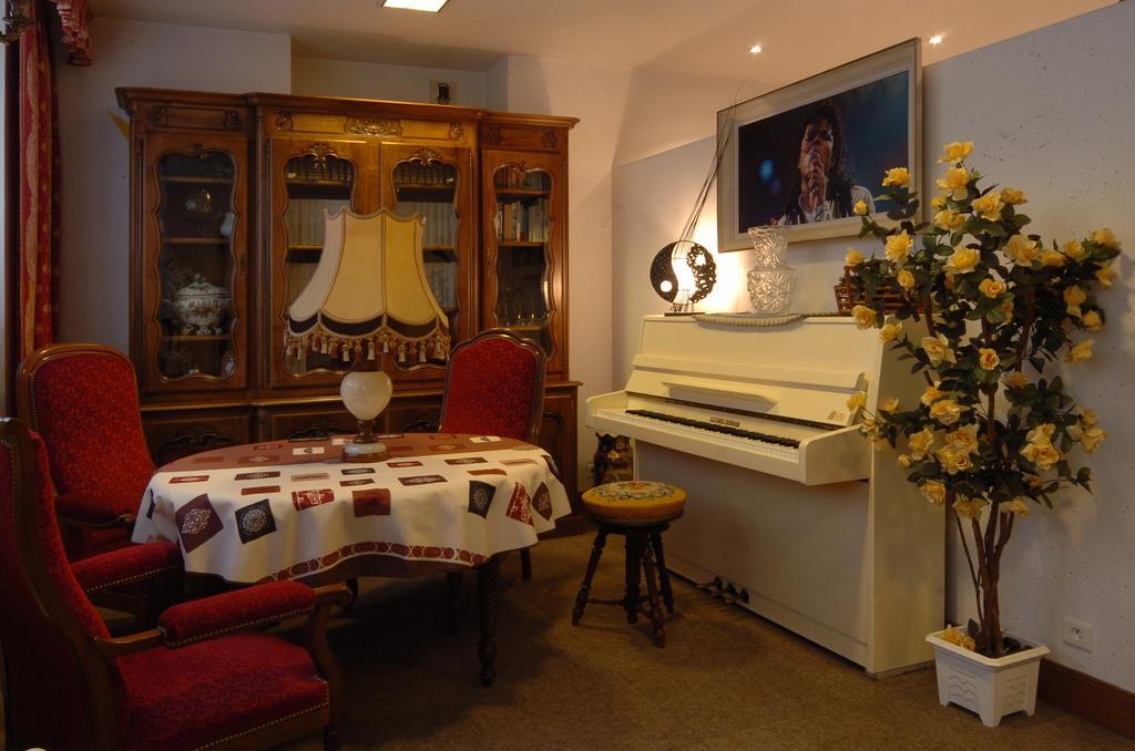 Hotel Du Lion D'Or Entraygues-sur-Truyère Zimmer foto